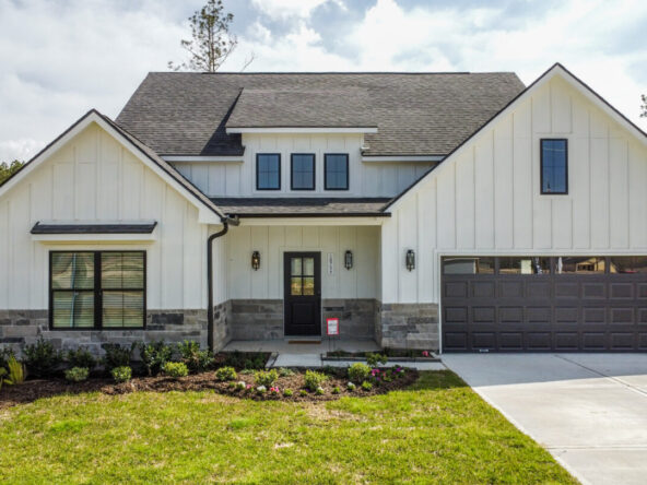 Beautiful, white home for sale in Conroe Texas. | ICONIQ Homes - Homebuilder for the greater Houston Area.